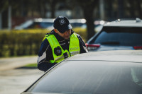 Foto: Rīgas ielās ar 109 km stundā. Dienas laikā policija fiksē 1792 ātrumpārkāpumus