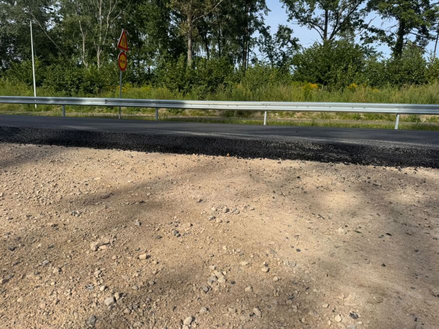 25 centimetru slieksnis Ulbrokā - iedzīvotāji sašutuši par situāciju uz ceļa