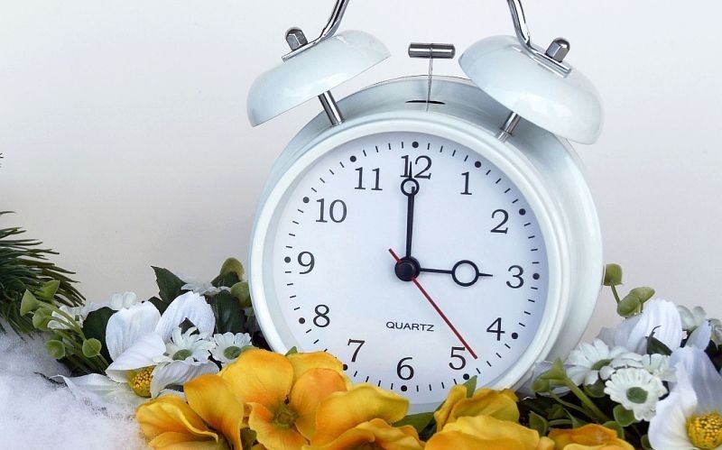 29.martā notiks pāreja uz vasaras laiku, pulksteņa rādītāji jāpagriež stundu uz priekšu