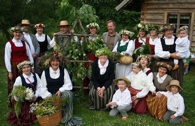 "35 danči un rotaļas" kopā ar folkloras kopu "Senleja" Siguldā