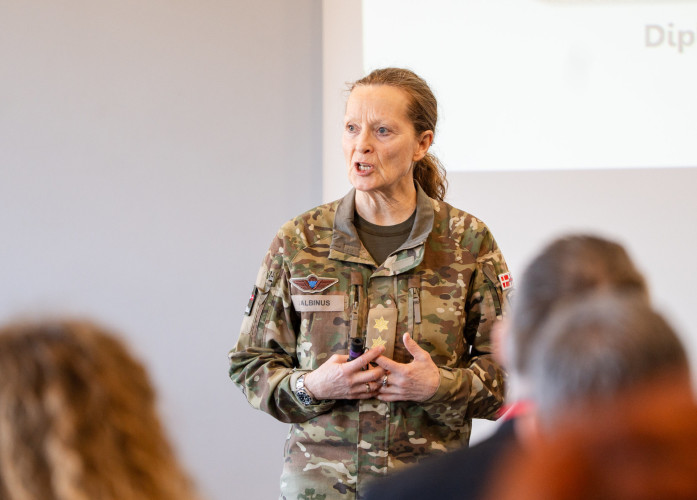 Foto: NATO valstu parlamentārieši apmeklē Ādažu militāro bāzi