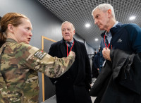 Foto: NATO valstu parlamentārieši apmeklē Ādažu militāro bāzi