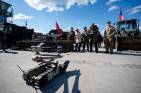 Foto: NATO valstu parlamentārieši apmeklē Ādažu militāro bāzi