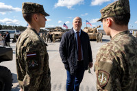 Foto: NATO valstu parlamentārieši apmeklē Ādažu militāro bāzi