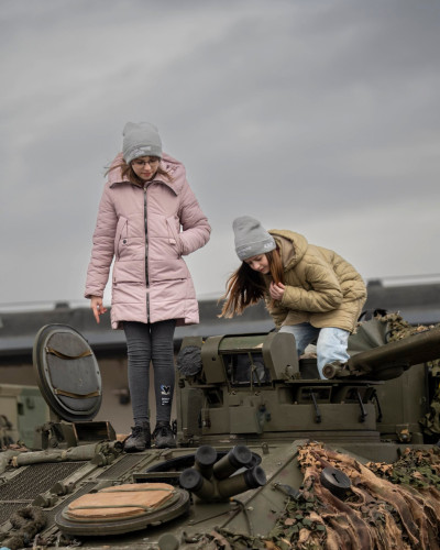 Foto: Ukrainas karavīru bērni viesojas Militārajā bāzē Ādaži