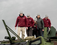 Foto: Ukrainas karavīru bērni viesojas Militārajā bāzē Ādaži