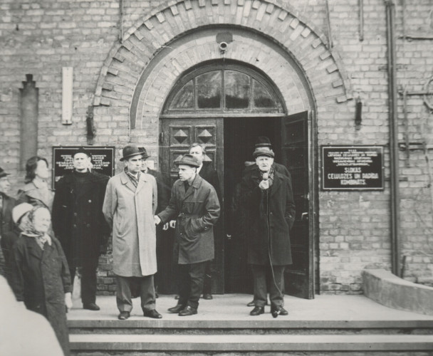 Foto: Vai atpazīsti savējos? Jūrmalas muzejs publicē vēsturiskas Slokas fabrikas fotogrāfijas