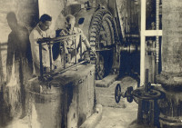 Foto: Vai atpazīsti savējos? Jūrmalas muzejs publicē vēsturiskas Slokas fabrikas fotogrāfijas