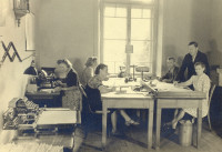 Foto: Vai atpazīsti savējos? Jūrmalas muzejs publicē vēsturiskas Slokas fabrikas fotogrāfijas