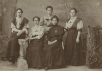 Foto: Vai atpazīsti savējos? Jūrmalas muzejs publicē vēsturiskas Slokas fabrikas fotogrāfijas