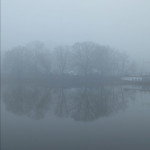 FOTO: Nakts un rīta biezā migla iedzīvotājus mudina iemūžināt neparastos skatus