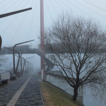 FOTO: Nakts un rīta biezā migla iedzīvotājus mudina iemūžināt neparastos skatus