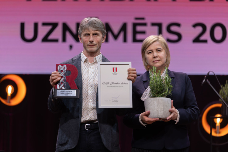 FOTO: No jaunajiem uzņēmumiem līdz lielākajiem nodokļu maksātājiem – Ropažos sadala balvas
