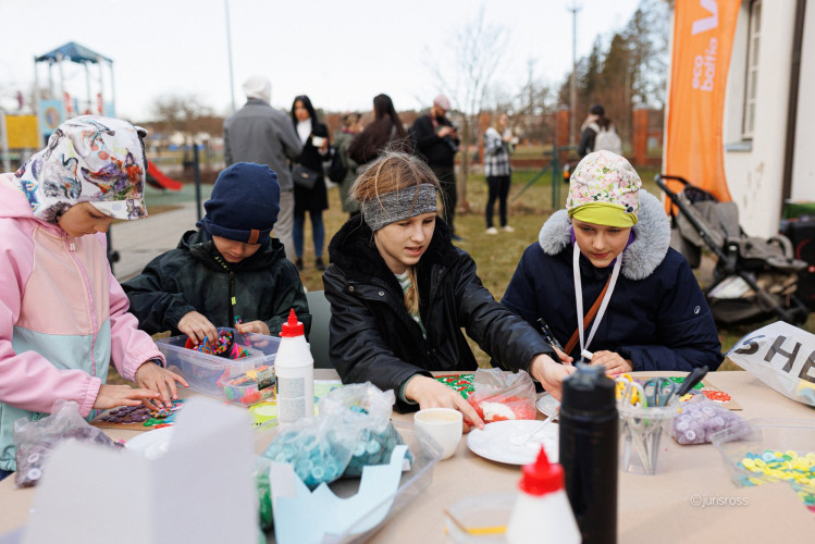 Foto: Koprades mājā Carnikavā atklāta pirmā Lietu bibliotēka Ādažu novadā