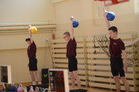 Foto: Un cik varētu tu? Kilogrami un rekordi Latvijas čempionātā svarbumbu celšanā Salaspilī