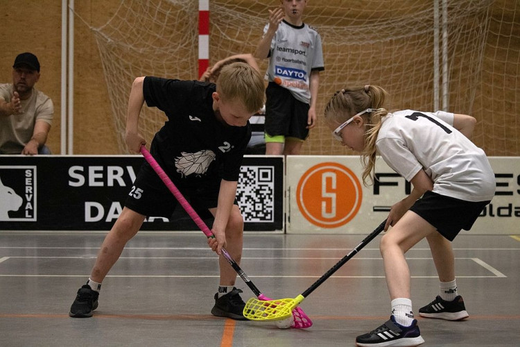 FOTO: Inčukalnā spīd mazās florbola zvaigznītes