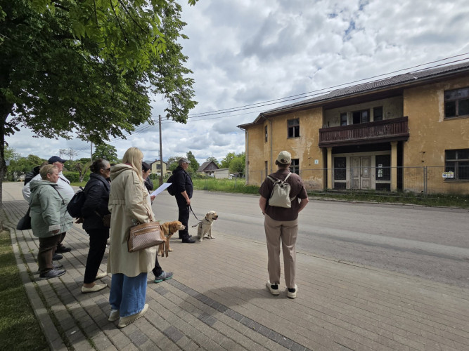 FOTO: Vēsturi varēs "redzēt" arī bez redzes: Siguldā veido jaunu pastaigu maršrutu
