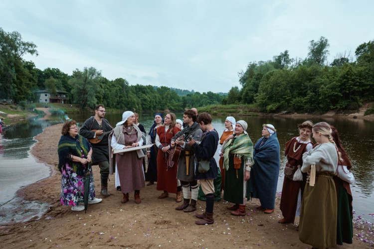 FOTO: Vakars pie Gaujas atgādina par plostnieku laikiem