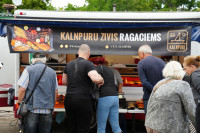 FOTO: Ieskaties, kādi labumi un izklaides šodien sarūpētas Carnikavas KuKU tirgū!