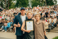 FOTO, VIDEO: Uzgavilē mūziķiem un sveic izcilniekus. Saulkrastus pieskandina novada svētki