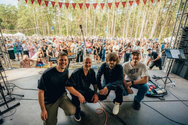FOTO: Pārpildīts Meža parks un pūļi pie skatuves: - spilgtākie momenti no Saulkrastu svētkiem