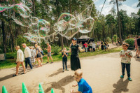 FOTO: Pārpildīts Meža parks un pūļi pie skatuves: - spilgtākie momenti no Saulkrastu svētkiem
