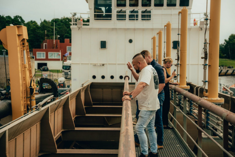 FOTO, VIDEO: Vai Skultes ostas kanālā izdevies atrast zelta podu? Kapteinis atrāda kuģi un dalās pieredzē