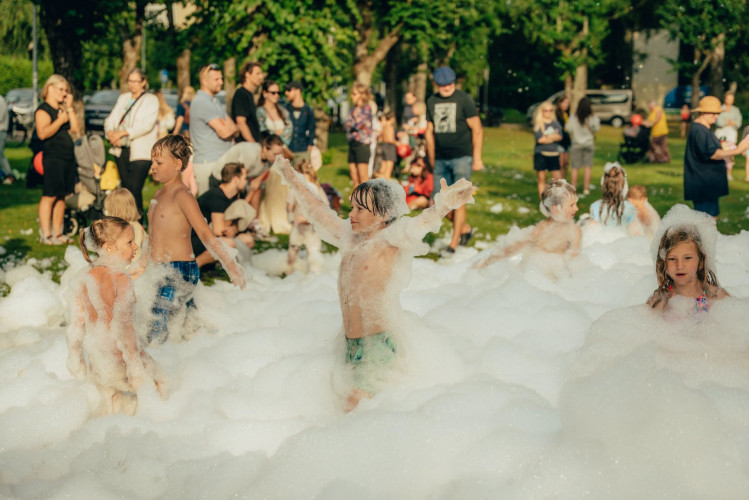 FOTO: Zvejniekciemā aizvadīti krāšņi Ostas svētki ar koncertu, zivīm un dažādiem brīnumiem