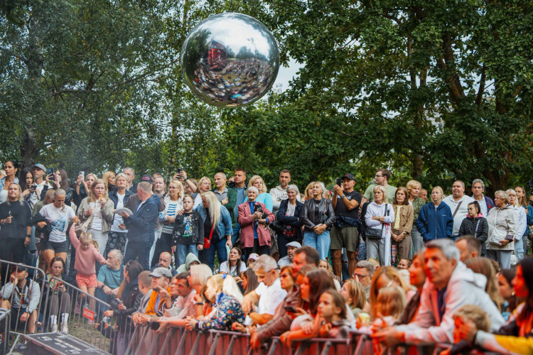FOTO: Tā Kauguri atvadījās no vasaras! 900 dejotāju, Fiņķis un iespaidīgs “Dagamba” fināls