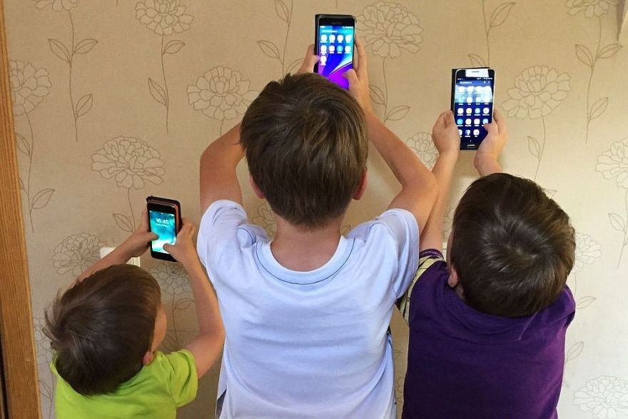79 % bērnu brīvdienās internetā pavada vairāk nekā stundu