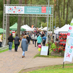 FOTO: Purva ogai par godu – Olainē nosvinēts Dzērveņu festivāls