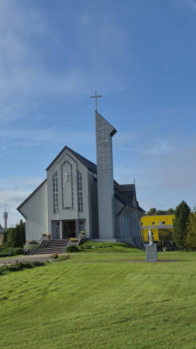 FOTO: Apbrīnojami skaisti! Salaspilī nonākusi īpaša Jaunavas Marijas statuja