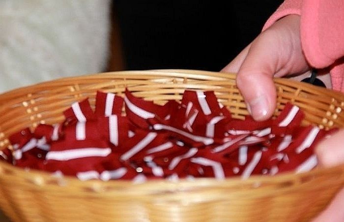 94% Latvijas iedzīvotāju izvēlas valsts svētkus pavadīt tuvāko cilvēku lokā