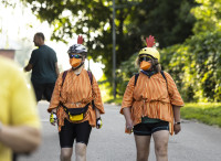 FOTO: Kurš bija visskaistākais? Skaties, kā Ķekavā ar košiem tērpiem un ziediem atklāts jaunais veloceļš
