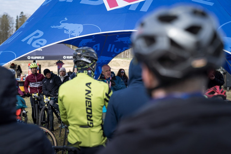 Foto: Septiņi simti startē sezonas pirmajās lielajās kalnu riteņbraukšanas sacensībās
