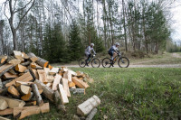Foto: Septiņi simti startē sezonas pirmajās lielajās kalnu riteņbraukšanas sacensībās