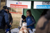 Foto: Septiņi simti startē sezonas pirmajās lielajās kalnu riteņbraukšanas sacensībās