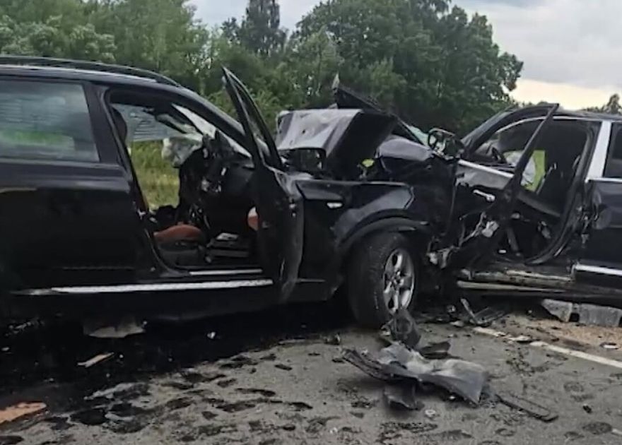 Abi Tīnūžu avārijā iesaistītie šoferi nedrīkstēja sēsties pie stūres. Tagad – viens slimnīcā, otrs miris