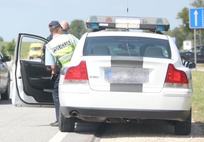 Ādažos automašīna uzbraukusi desmit gadus vecam zēnam
