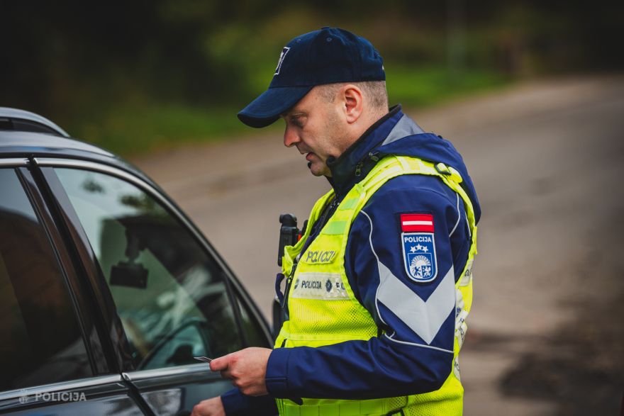 Ādažos policija aptur aizdomīgu kompāniju – vīrieši nāk klajā ar pavisam absurdu attaisnojumu