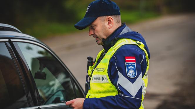 Attēls rakstam: Ādažos policija aptur aizdomīgu kompāniju – vīrieši nāk klajā ar pavisam absurdu attaisnojumu