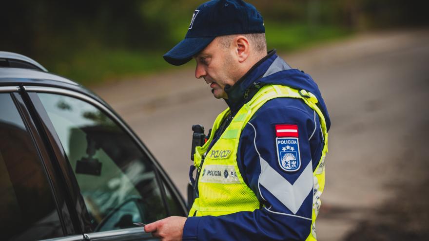 Attēls rakstam: Ādažos policija aptur aizdomīgu kompāniju – vīrieši nāk klajā ar pavisam absurdu attaisnojumu
