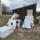 Attēls rakstam: Ādažos regulārs bardaks pie atkritumu konteineriem – ko darīt?