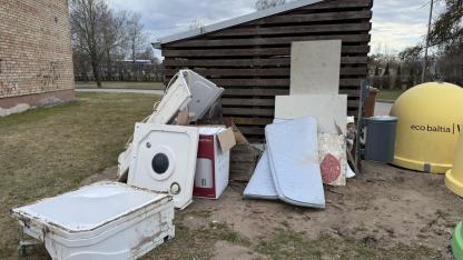 Attēls rakstam: Ādažos regulārs bardaks pie atkritumu konteineriem – ko darīt?