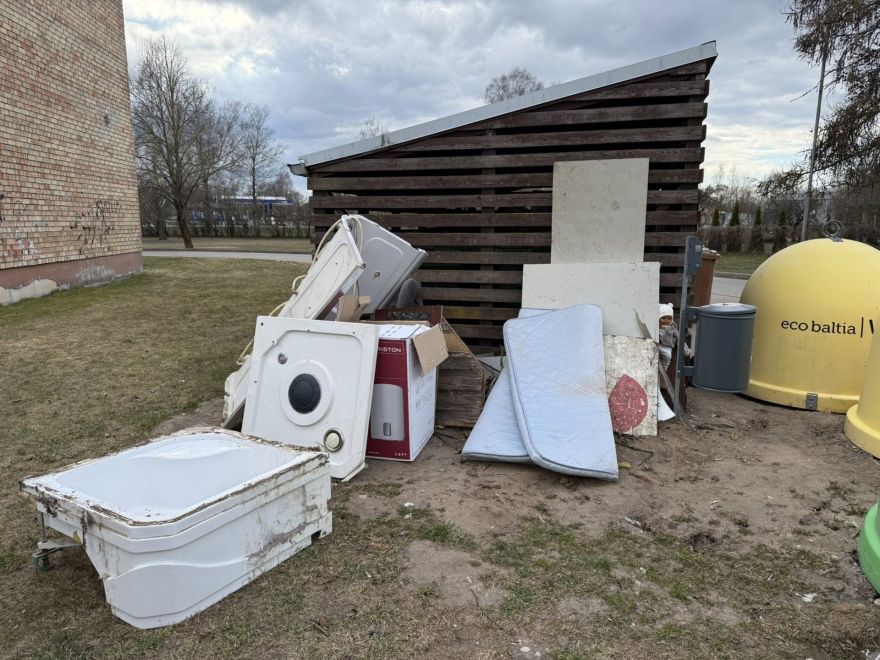 Ādažos regulārs bardaks pie atkritumu konteineriem – ko darīt?