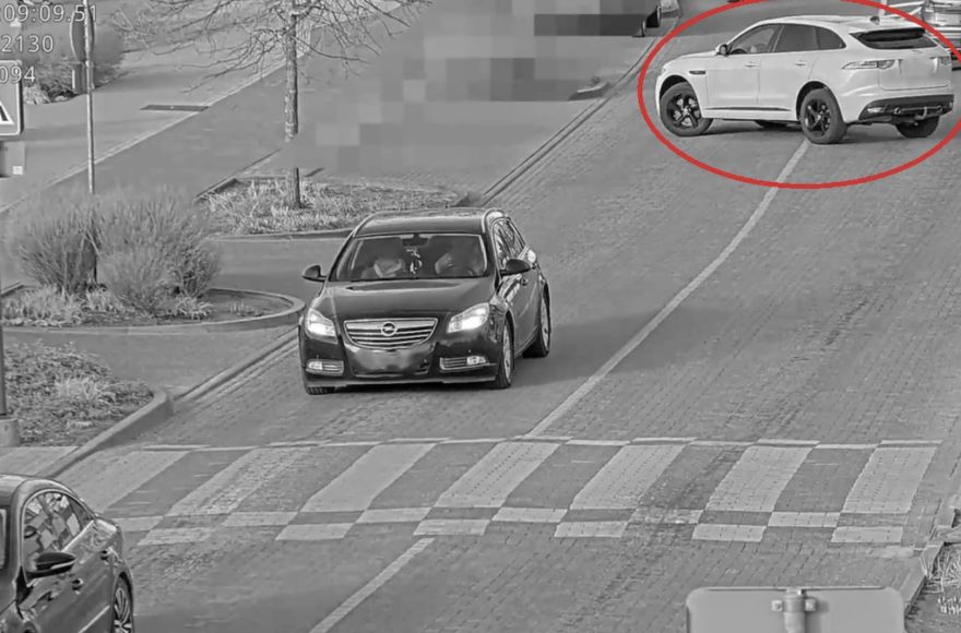 Ādažos stacionārā videonovērošanas kamera fiksējusi pārgalvīgu autobraucēju, kas pārkāpis vairākus noteikumus