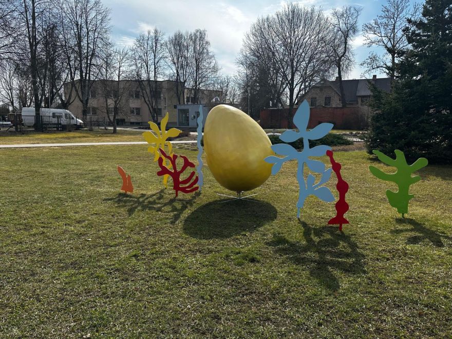 Ādažos trādirīdis ap pilsētas Lieldienu dekorācijām: “Tas parāda, kā izskatās vienaldzība”