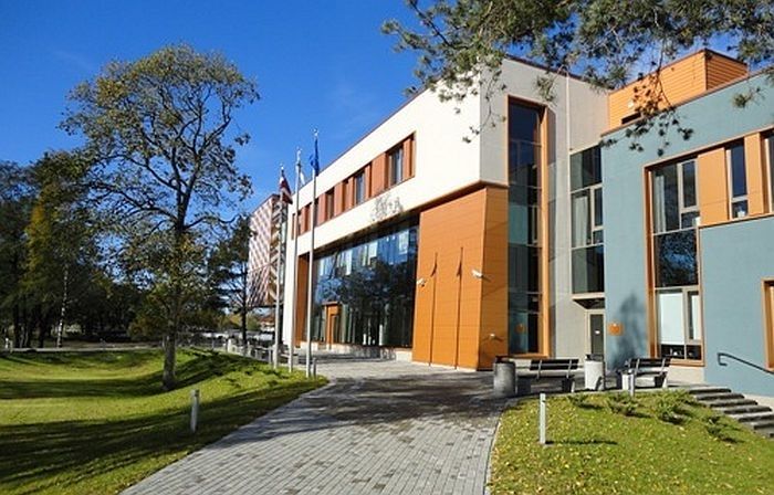 Ādažu dome četrkārt samazina deputātu darba samaksas stundas likmi