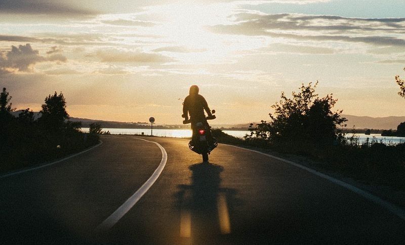 Ādažu novadā ceļu satiksmes negadījumā gājis bojā motocikla vadītājs