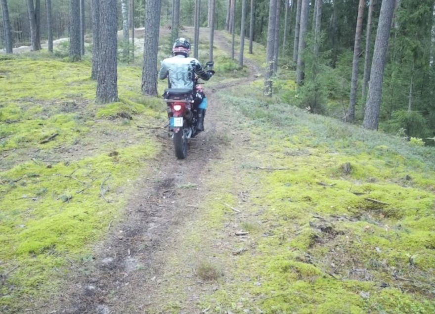 Ādažu pašvaldības policija krata ar pirkstu: pa mežiem ar motocikliem un kvadracikliem braukt nedrīkst!